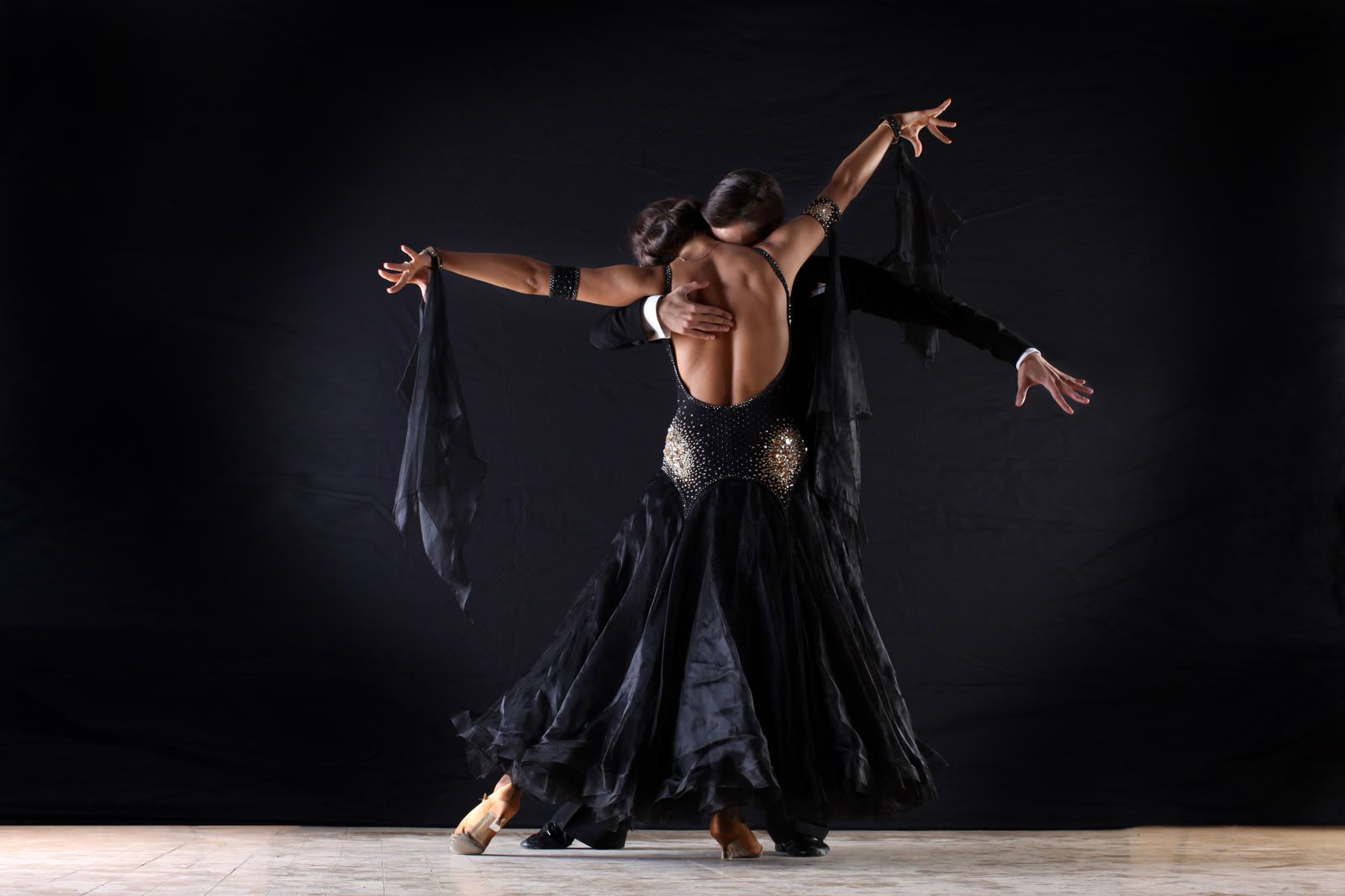 Private Dance Lessons vs Group Classes: Which Is Right for You? — Salsa Dance Napa journal